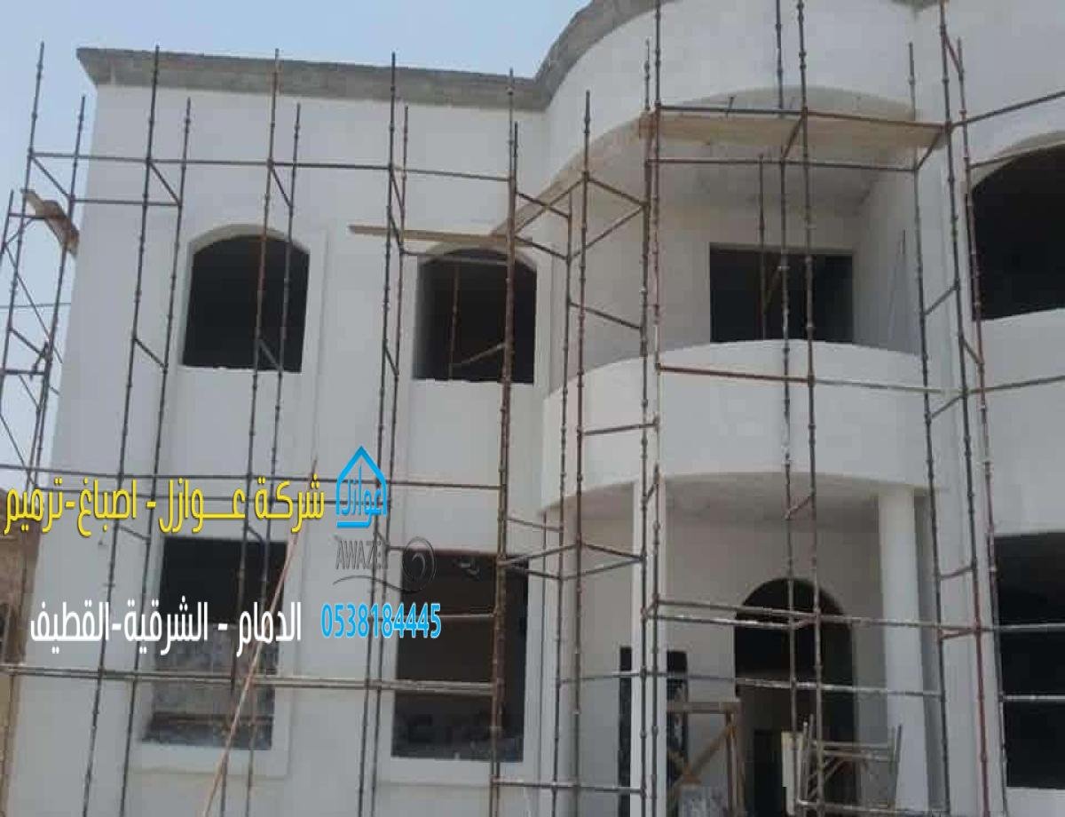 الترميم يتضمن إصلاح الأسطح الخرسانية الخاضعة للتلف الناتج عن العوامل البيئية.